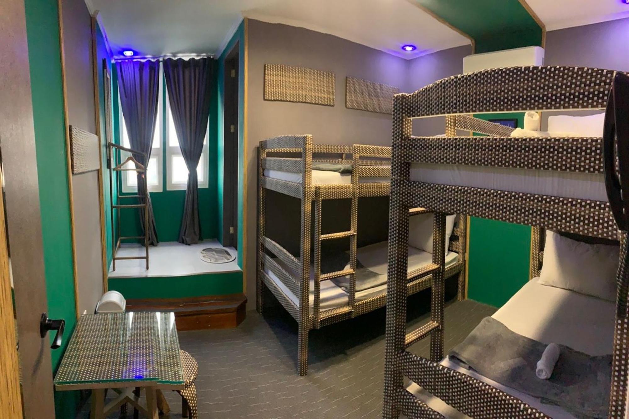 Attic Capsule Hotel Marigondon  Exteriör bild