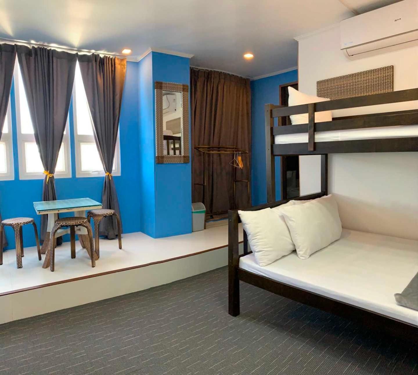 Attic Capsule Hotel Marigondon  Exteriör bild