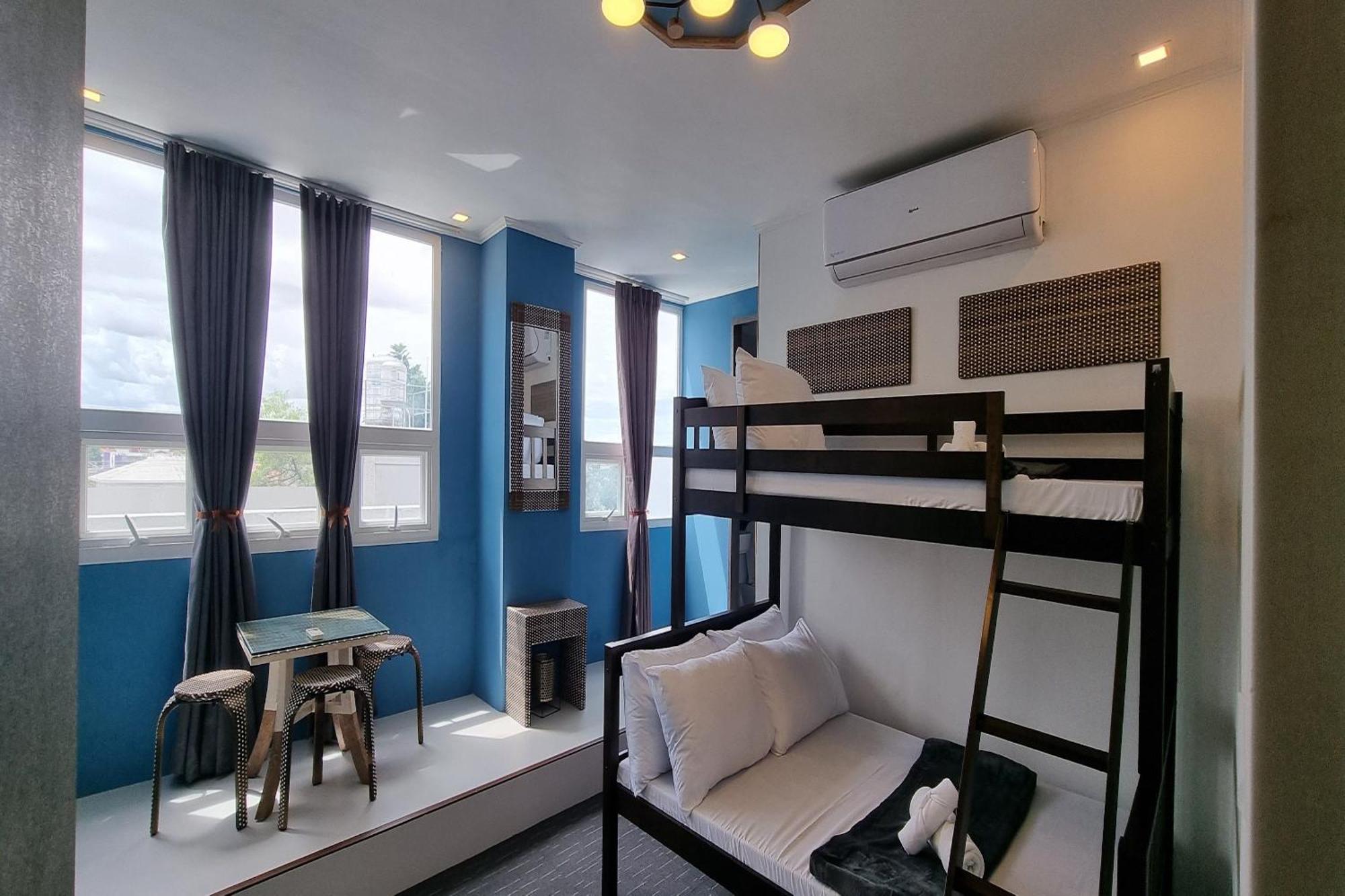 Attic Capsule Hotel Marigondon  Exteriör bild