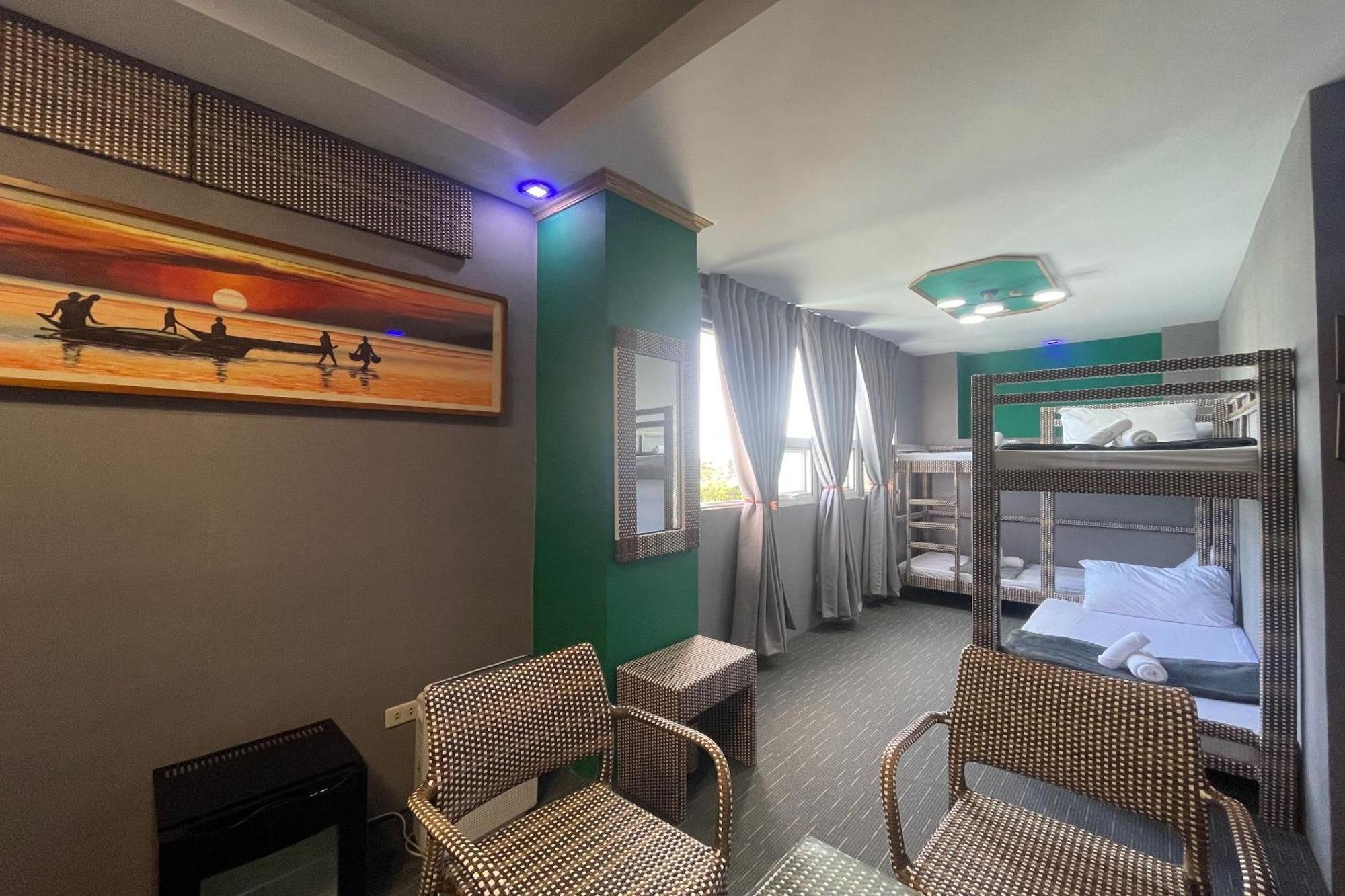Attic Capsule Hotel Marigondon  Exteriör bild