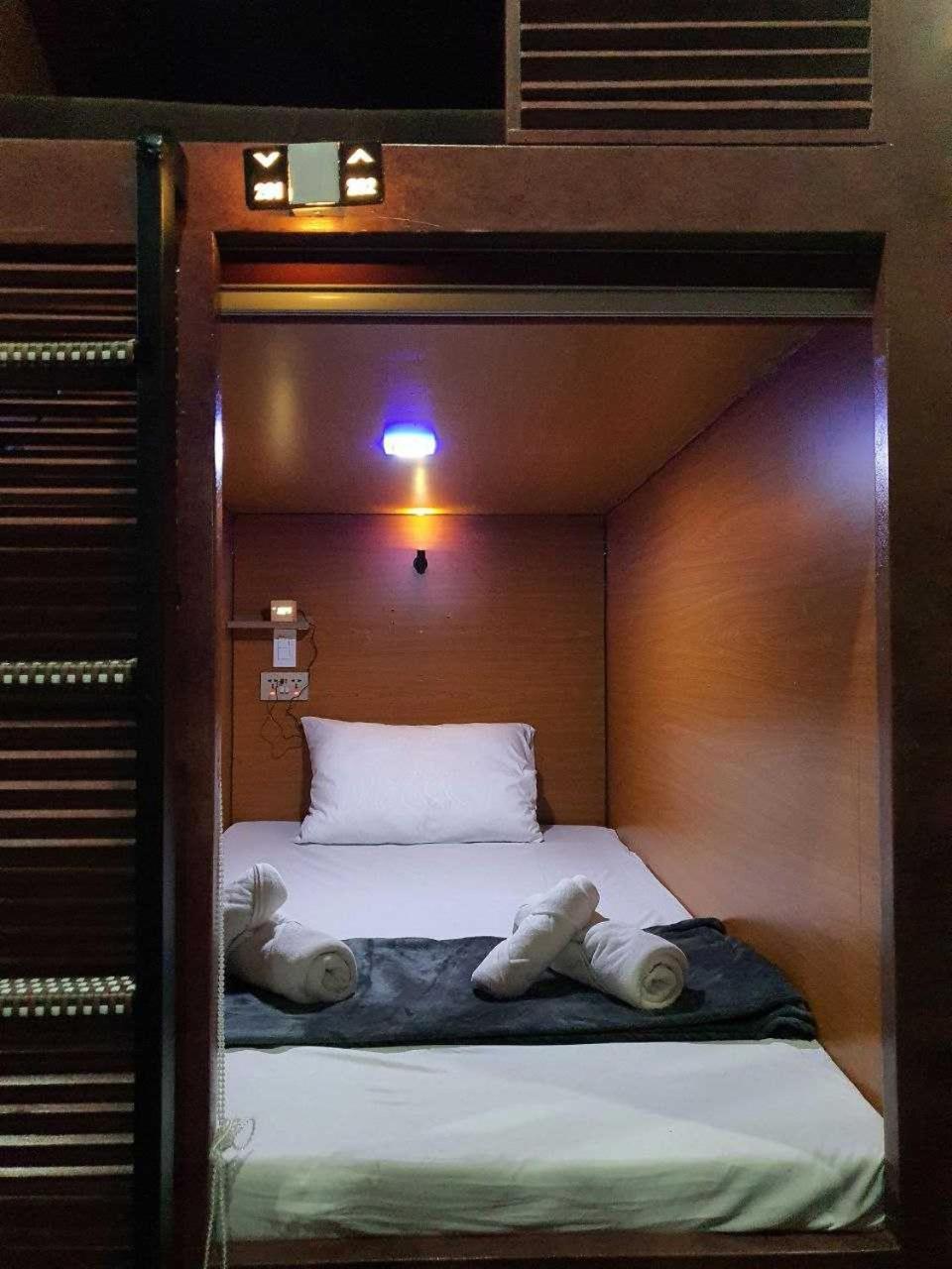 Attic Capsule Hotel Marigondon  Exteriör bild