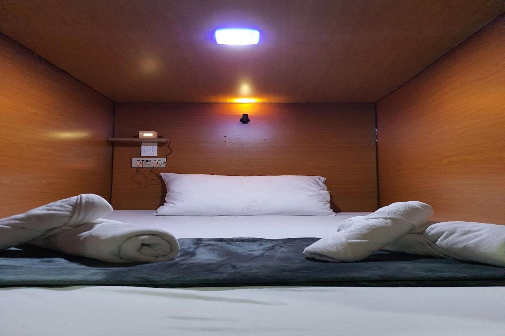 Attic Capsule Hotel Marigondon  Exteriör bild