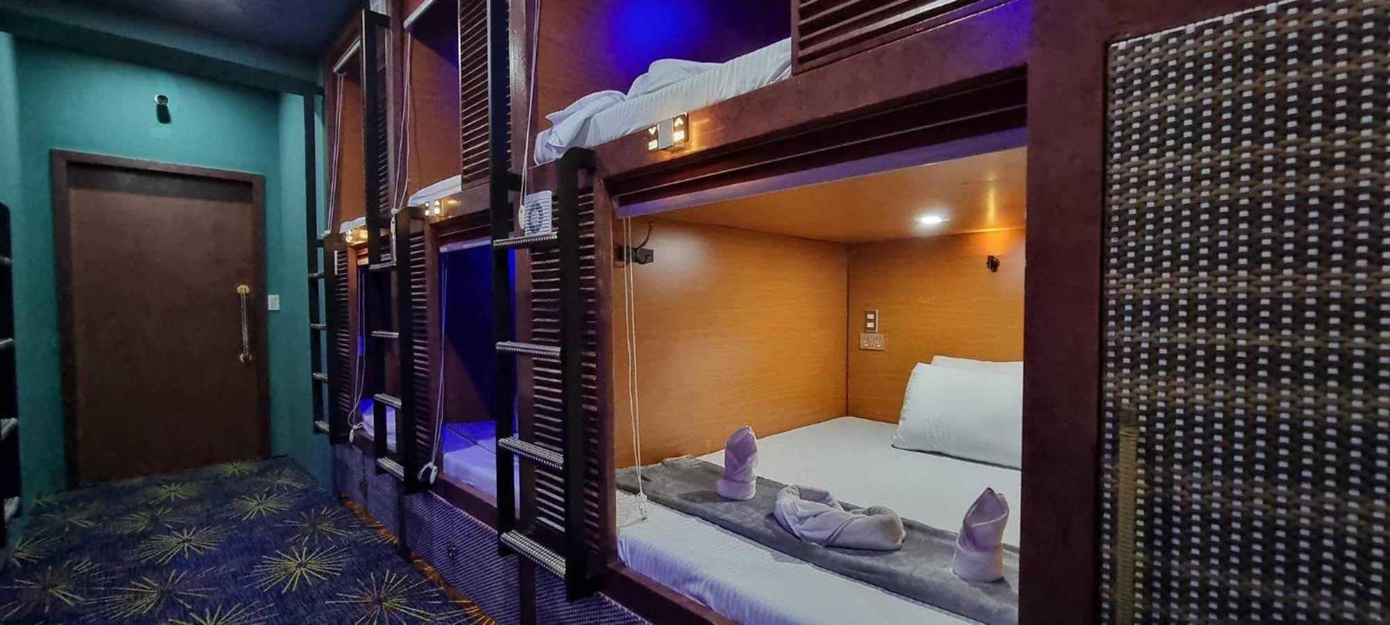 Attic Capsule Hotel Marigondon  Exteriör bild