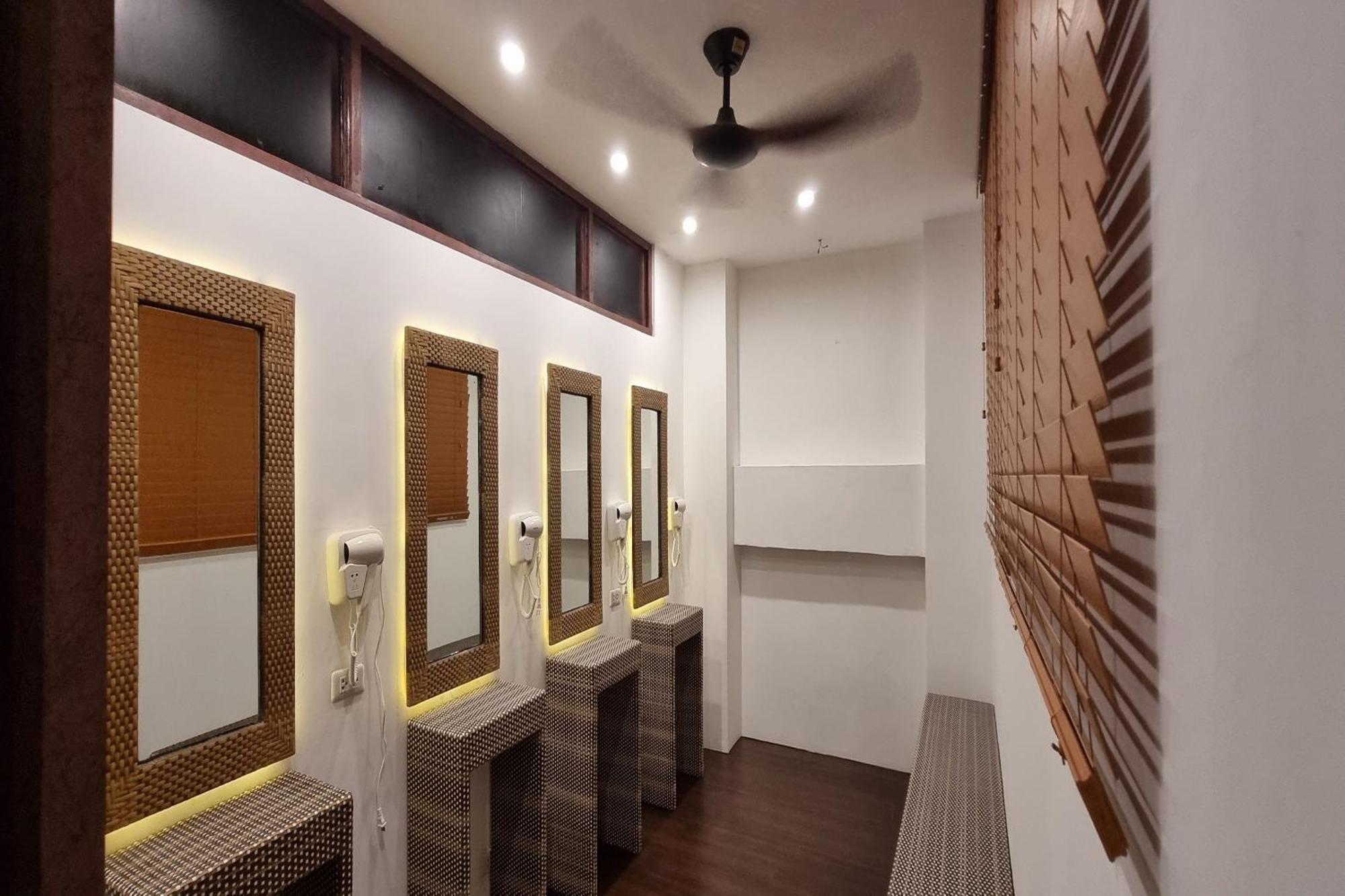 Attic Capsule Hotel Marigondon  Exteriör bild