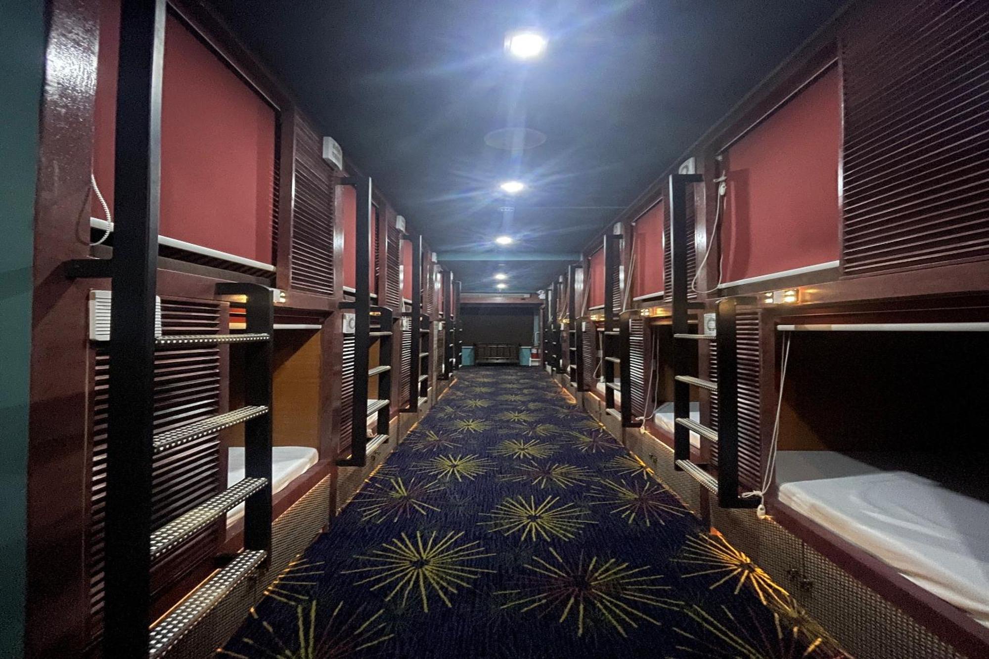 Attic Capsule Hotel Marigondon  Exteriör bild