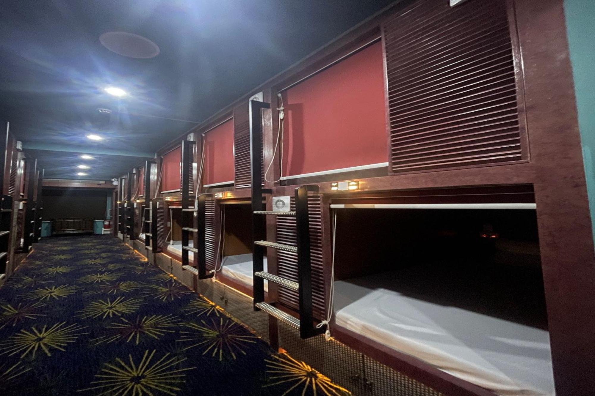 Attic Capsule Hotel Marigondon  Exteriör bild