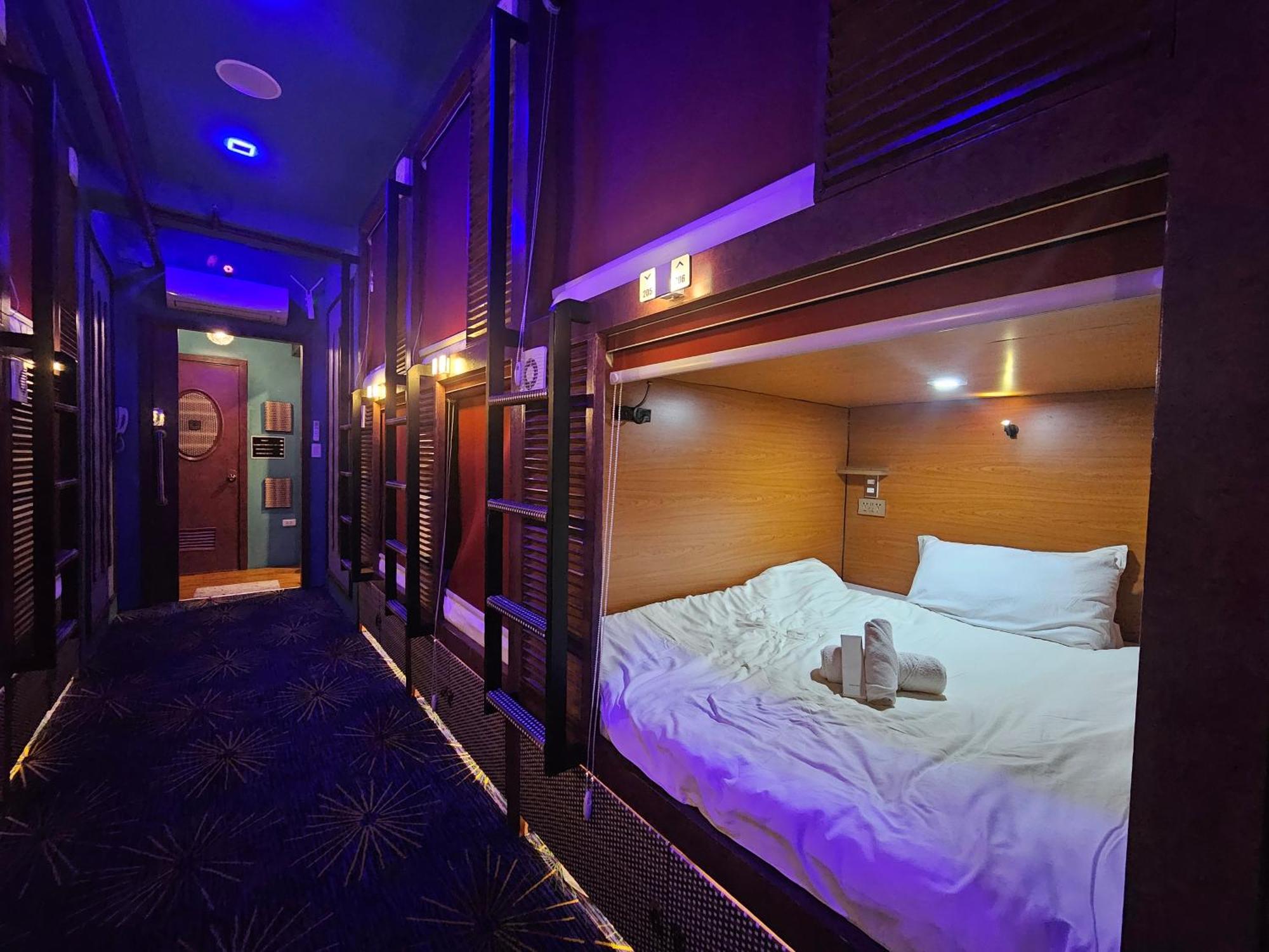 Attic Capsule Hotel Marigondon  Exteriör bild