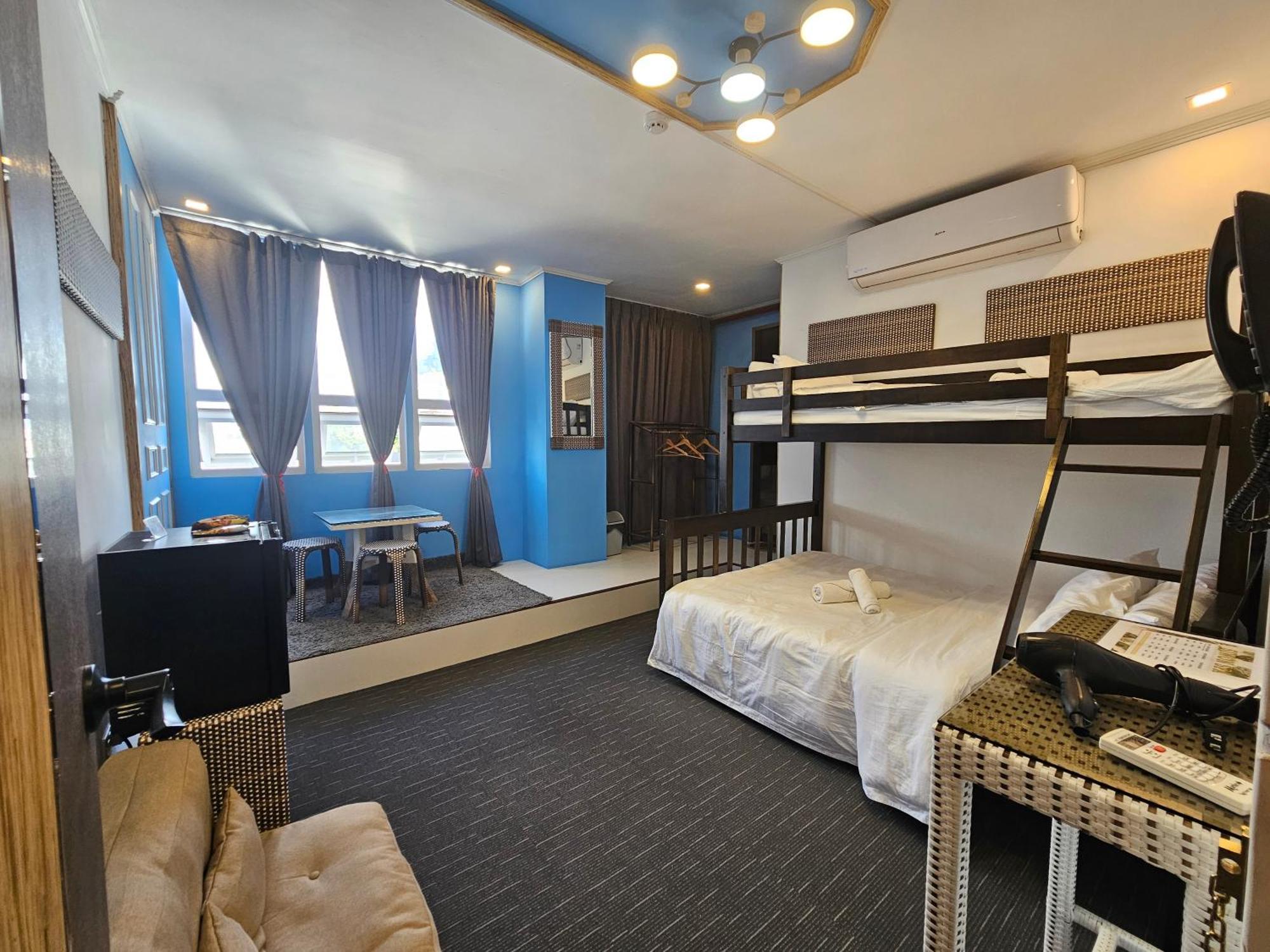 Attic Capsule Hotel Marigondon  Exteriör bild